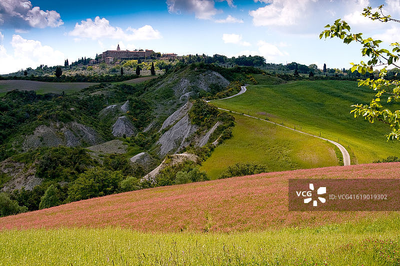 Val d'Orcia，锡耶纳，托斯卡纳，意大利-远足山地自行车图片素材