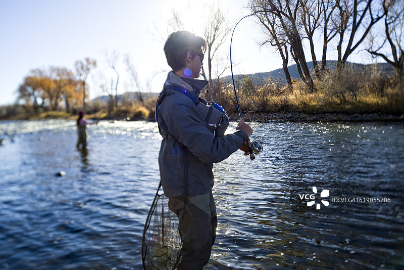 在飞鹰河钓鱼的男人图片素材