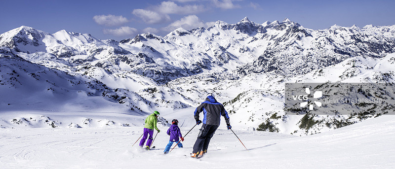 家庭滑雪图片素材