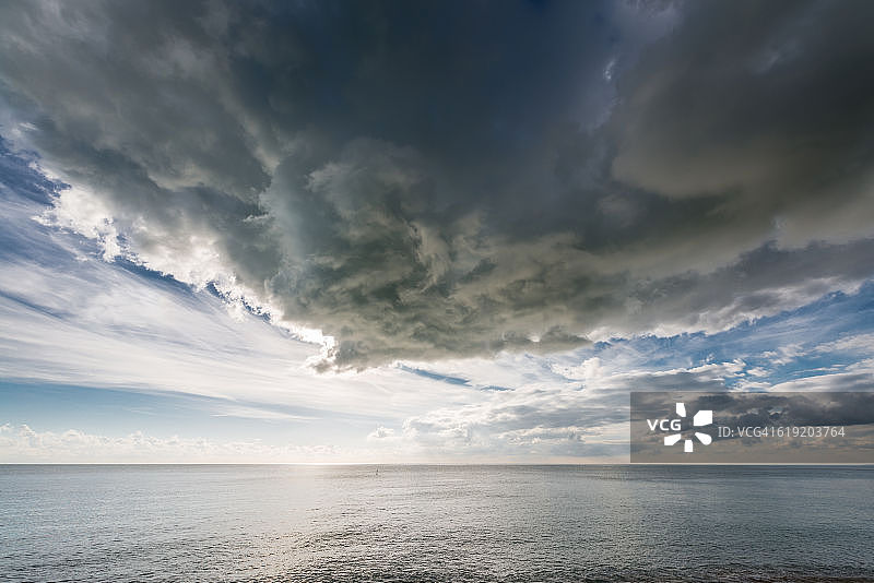 英吉利海峡上空的风暴云图片素材