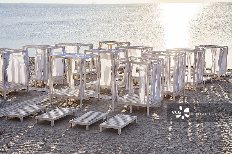 日落时分沙滩上的躺椅图片素材