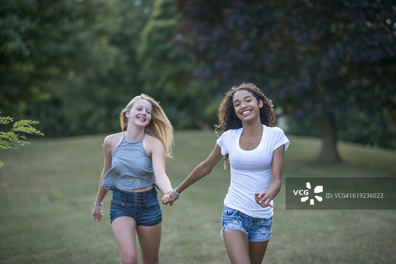 在公园里跑步的女孩们图片素材