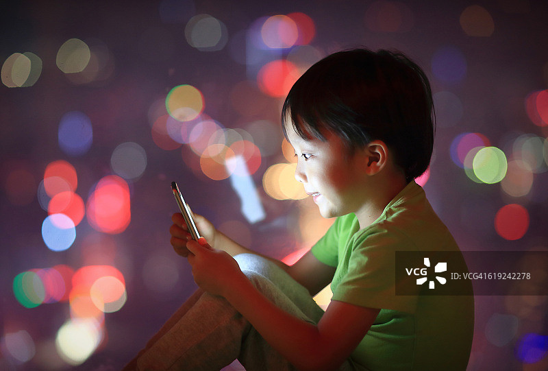 用智能手机的男孩图片素材