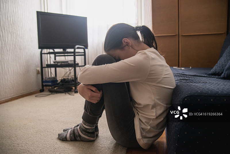 青少年的烦恼，坐在房间里图片素材