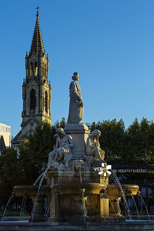 法国加尔省尼姆戴高乐广场、圣佩尔佩图教堂和普拉迪埃喷泉图片素材