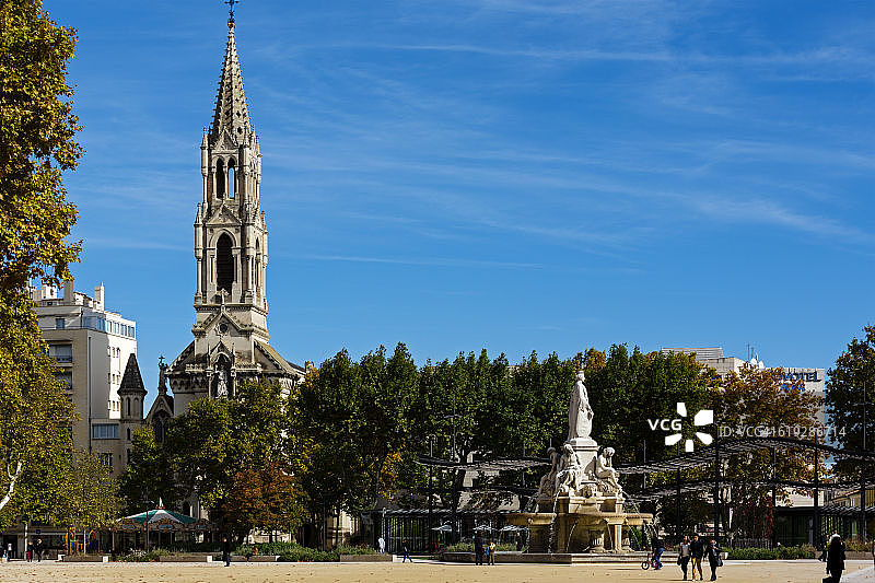 法国加尔省尼姆：戴高乐广场和圣佩尔佩图教堂图片素材