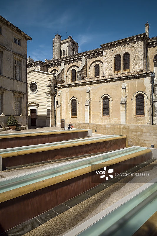 法国加尔省尼姆圣卡斯托大教堂广场图片素材