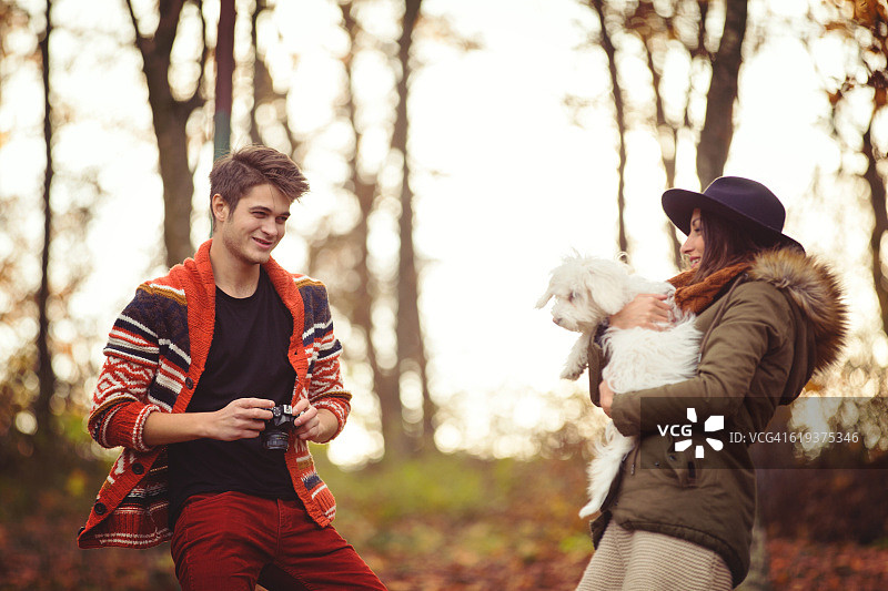 情侣在公园里玩耍图片素材