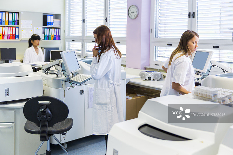 血库实验室里的三位可爱的技术员图片素材