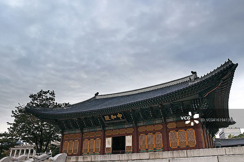 韩国德寿宫内的 Junghwajeon图片素材