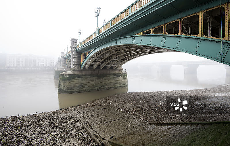 雾中的南华克桥图片素材