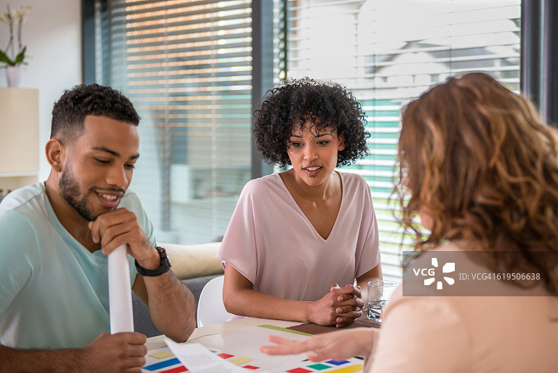 与客户沟通的室内设计师图片素材
