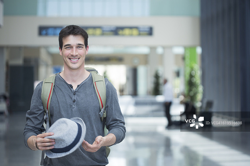 年轻的旅行者在候机厅对着镜头微笑图片素材