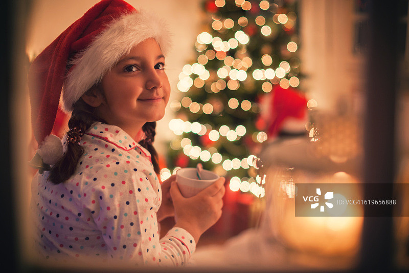 等待圣诞老人的可爱小女孩图片素材