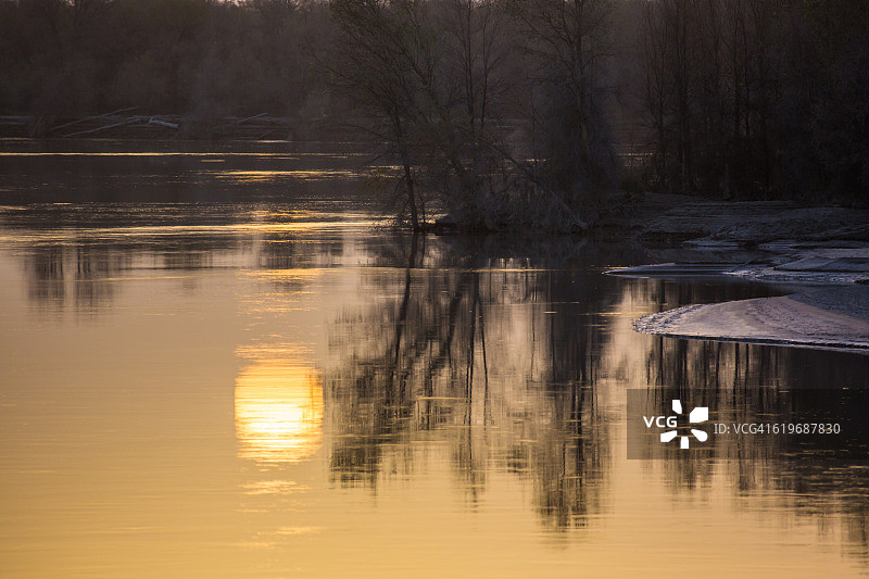 塔里木河日落图片素材
