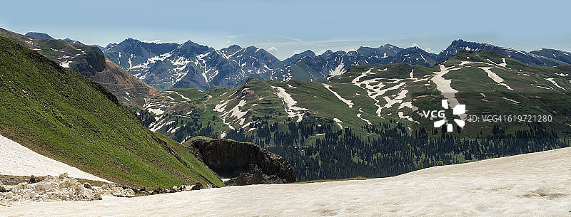 清晨登山远景图片素材