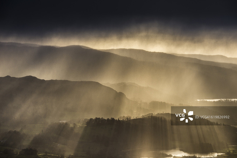 英国湖区国家公园 Lingmore 山 dramatic 降雪日出图片素材