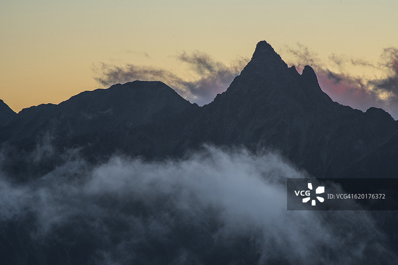 从小屋眺望枪岳图片素材