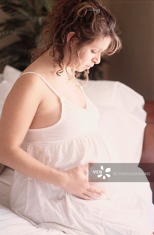 孕妇坐在床上图片素材