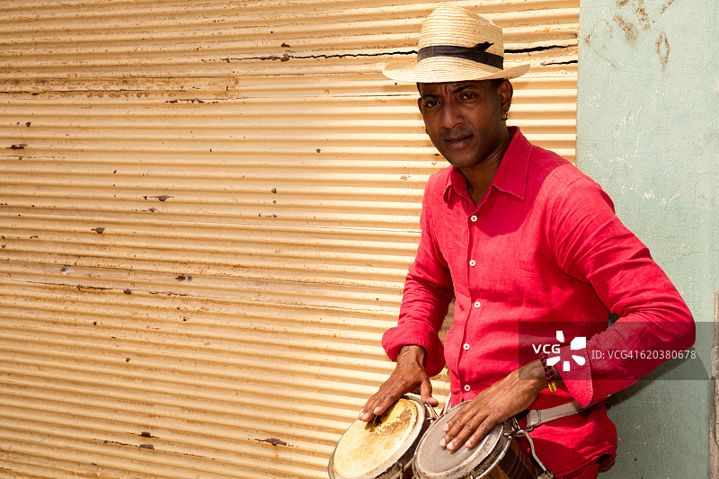 古巴哈瓦那的专业康加鼓手图片素材