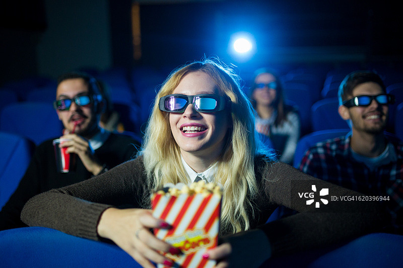 年轻女子在电影院图片素材