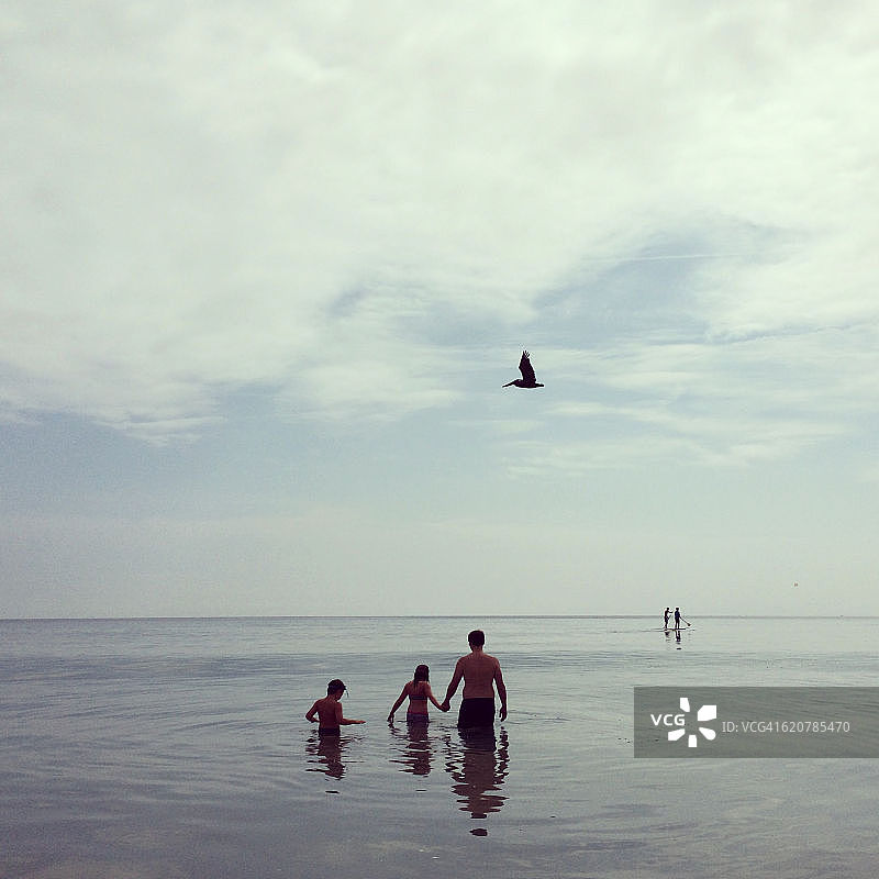 家庭在海中涉水图片素材