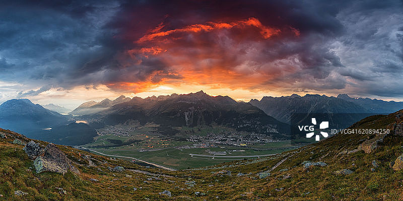 瑞士恩嘎丁山谷：从穆奥塔斯·穆拉格观看恩嘎丁山谷的日落图片素材