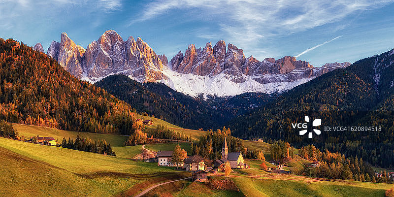 意大利特伦蒂诺-上阿迪杰区富内斯山谷圣马达莱纳村日落图片素材