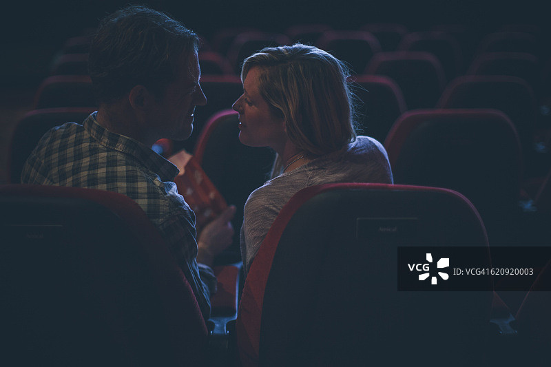 电影院里的情侣亲吻图片素材