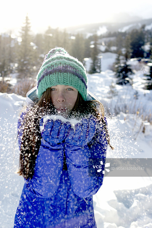 在雪地里玩耍的滑雪假期图片素材