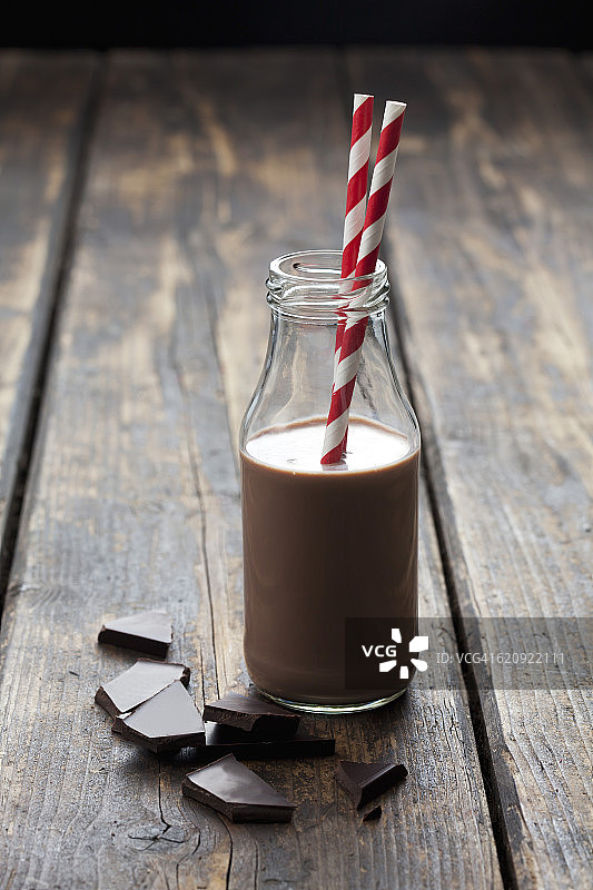 可可和苦甜巧克力玻璃瓶图片素材