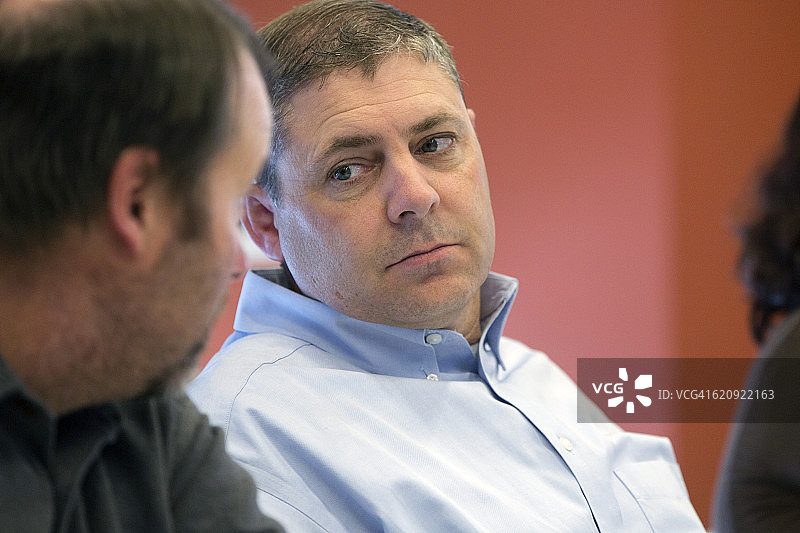 商人在办公室会议中交谈图片素材