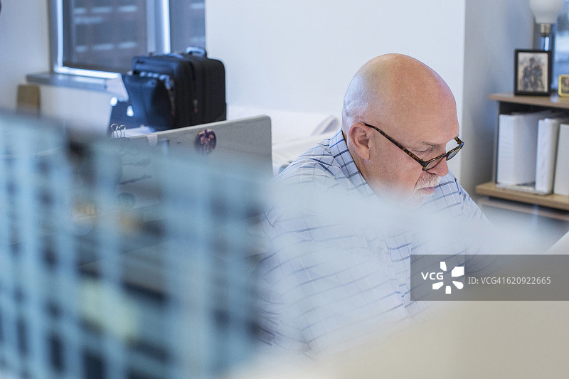 在办公室隔间工作的商人图片素材