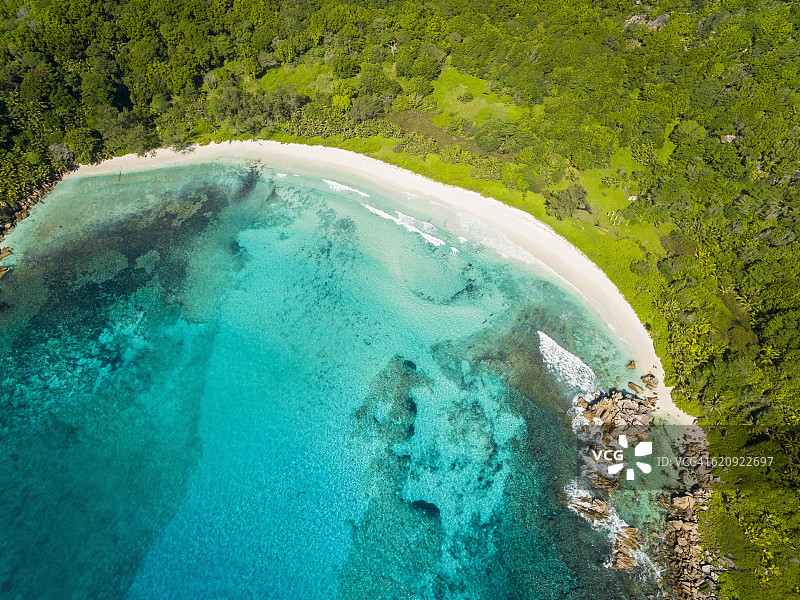 塞舌尔拉迪格岛，Anse Cocos海滩航拍景观图片素材