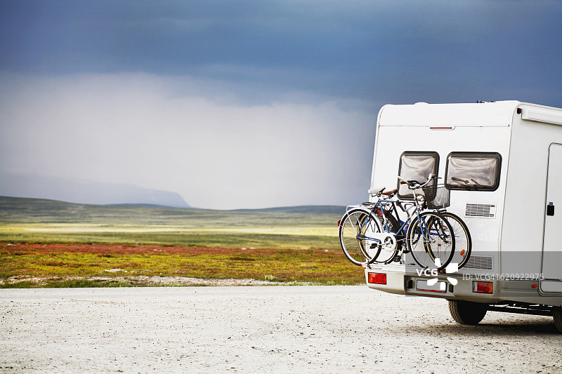 大篷车上的自行车图片素材