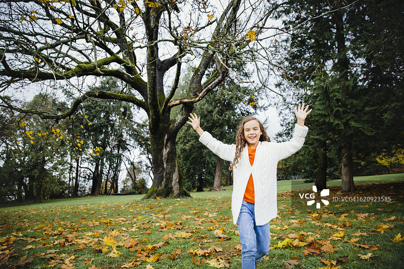 混血女孩在公园里玩耍图片素材