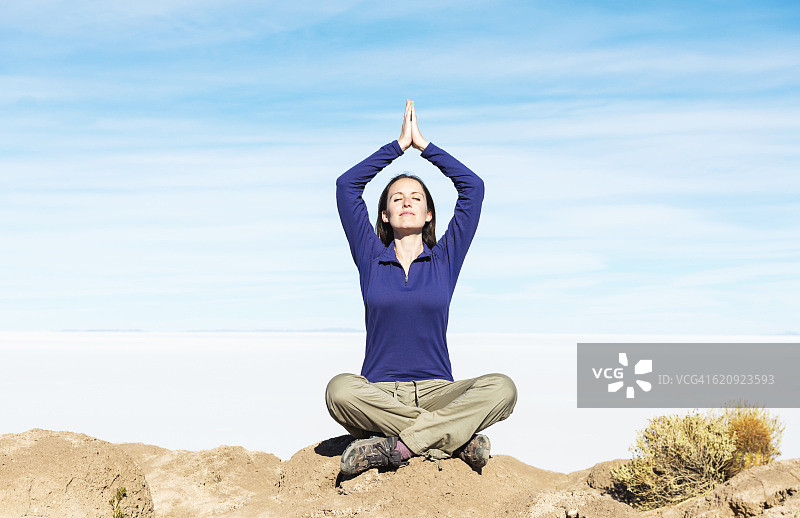 玻利维亚乌尤尼盐沼放松的女人图片素材