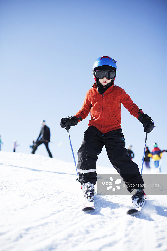 男孩滑雪图片素材
