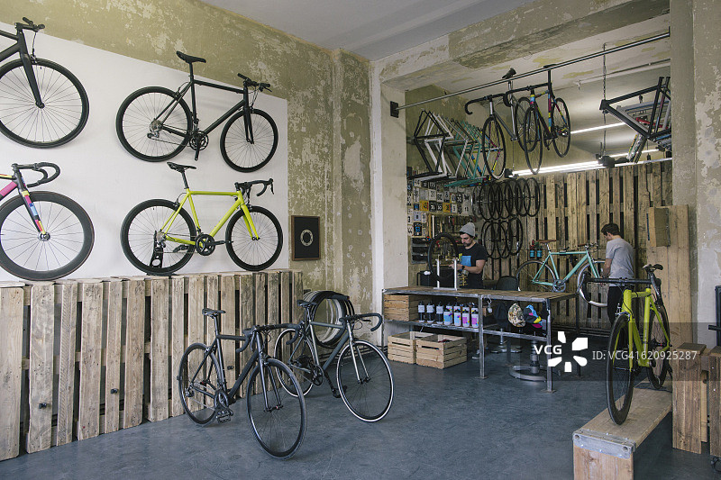 修理工在定制自行车商店工作图片素材