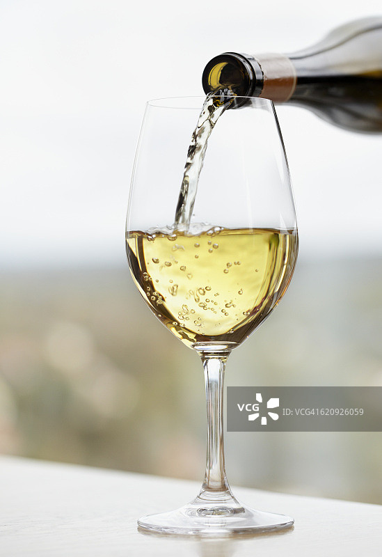 倒酒入杯图片素材
