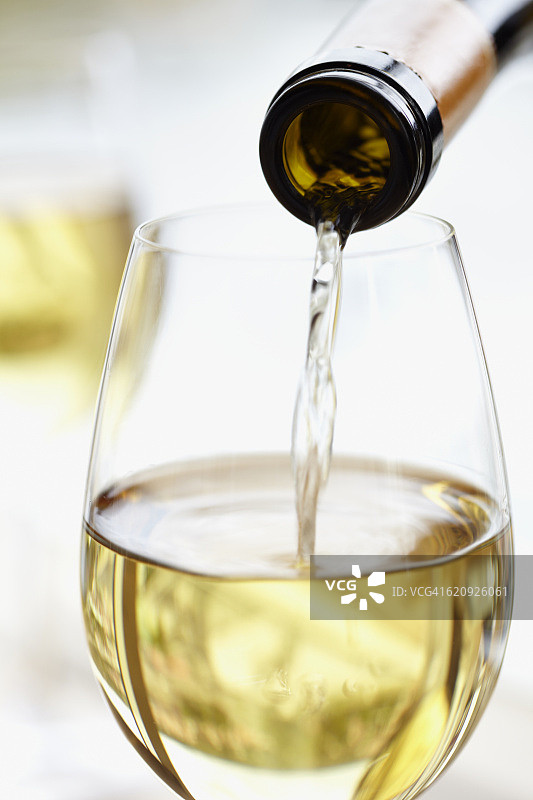 倒酒入杯图片素材