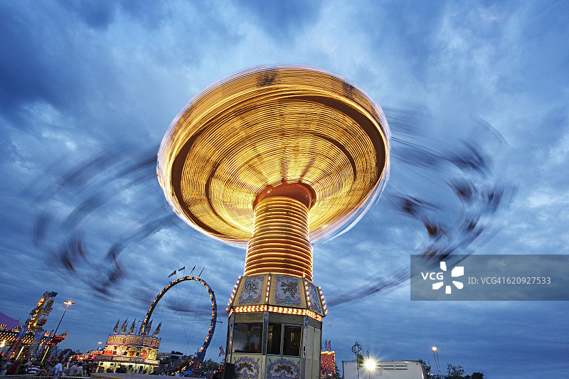 游乐园游乐设施的模糊影像图片素材