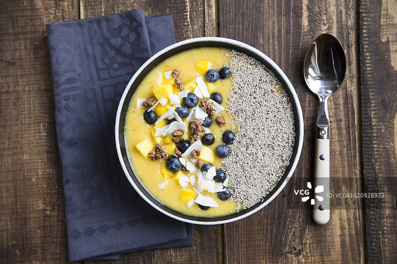 芒果丁椰子片蓝莓巧克力脆片奇亚籽芒果冰沙碗图片素材