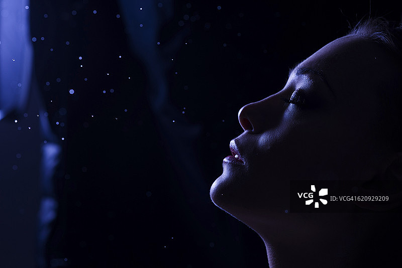 黑暗中的女人面部特写图片素材