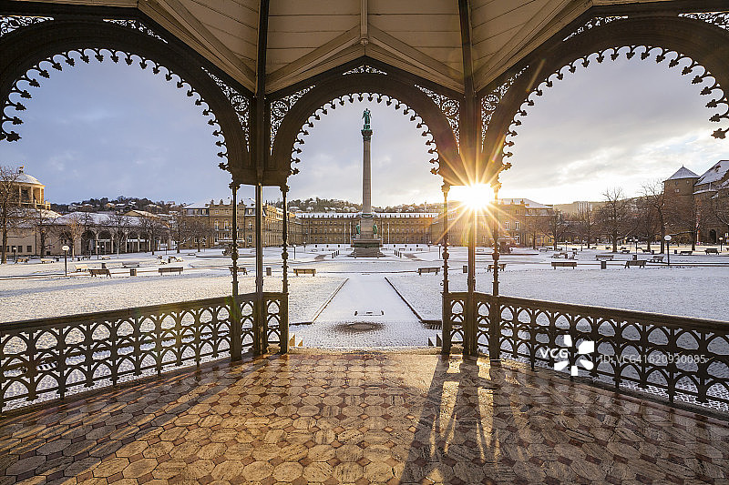 德国斯图加特：冬季宫殿广场、新宫与禧年柱图片素材