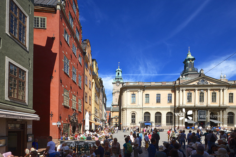在咖啡馆和色彩缤纷的建筑Stortorget的人们图片素材