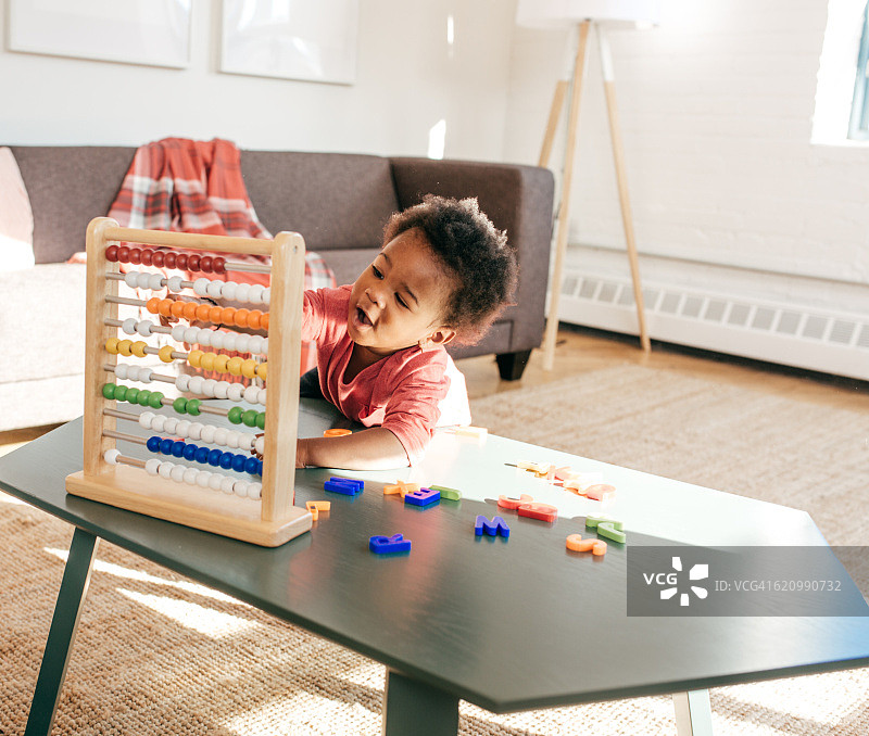 幼儿在客厅里独自玩耍图片素材