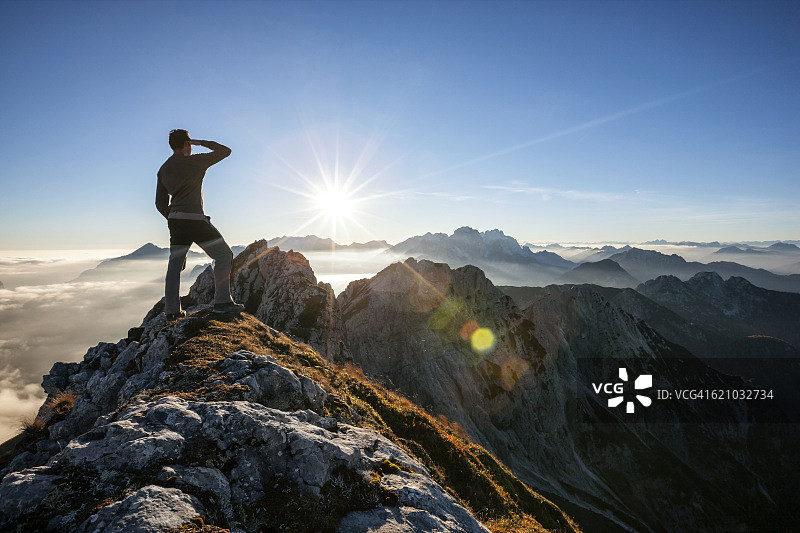 站在山顶的登山者图片素材