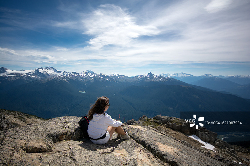 年轻女人在加拿大惠斯勒山顶图片素材
