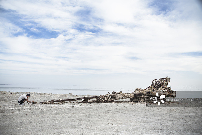 索尔顿海生锈的旧起重机上的齿轮图片素材